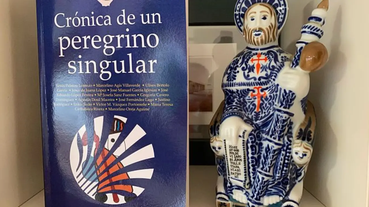 El libro Crónica de un peregrino singular junto a una figura del Ap&oacute;stol. / Mundiediciones