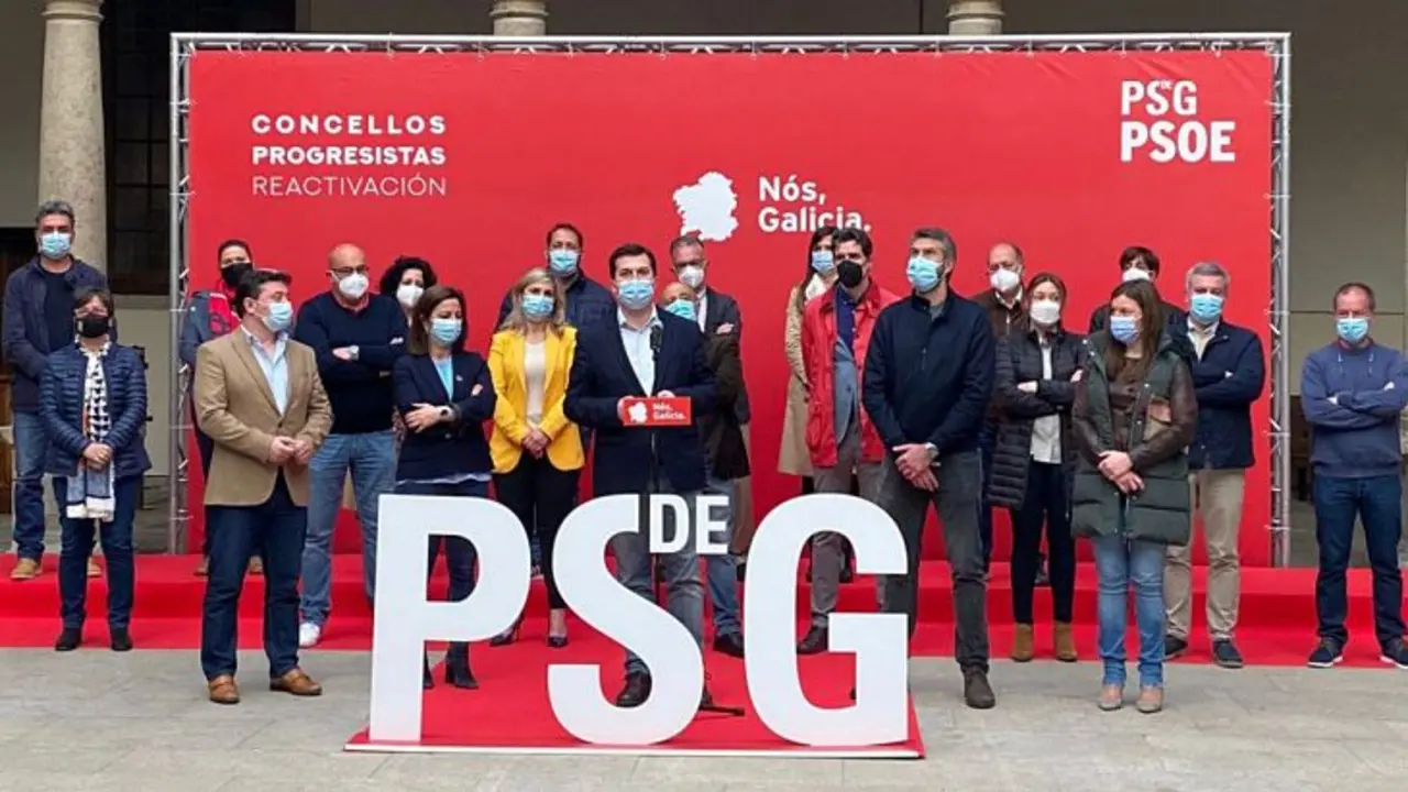 Gonzalo Caballero con los alcaldes del consejo de la FEGAMP