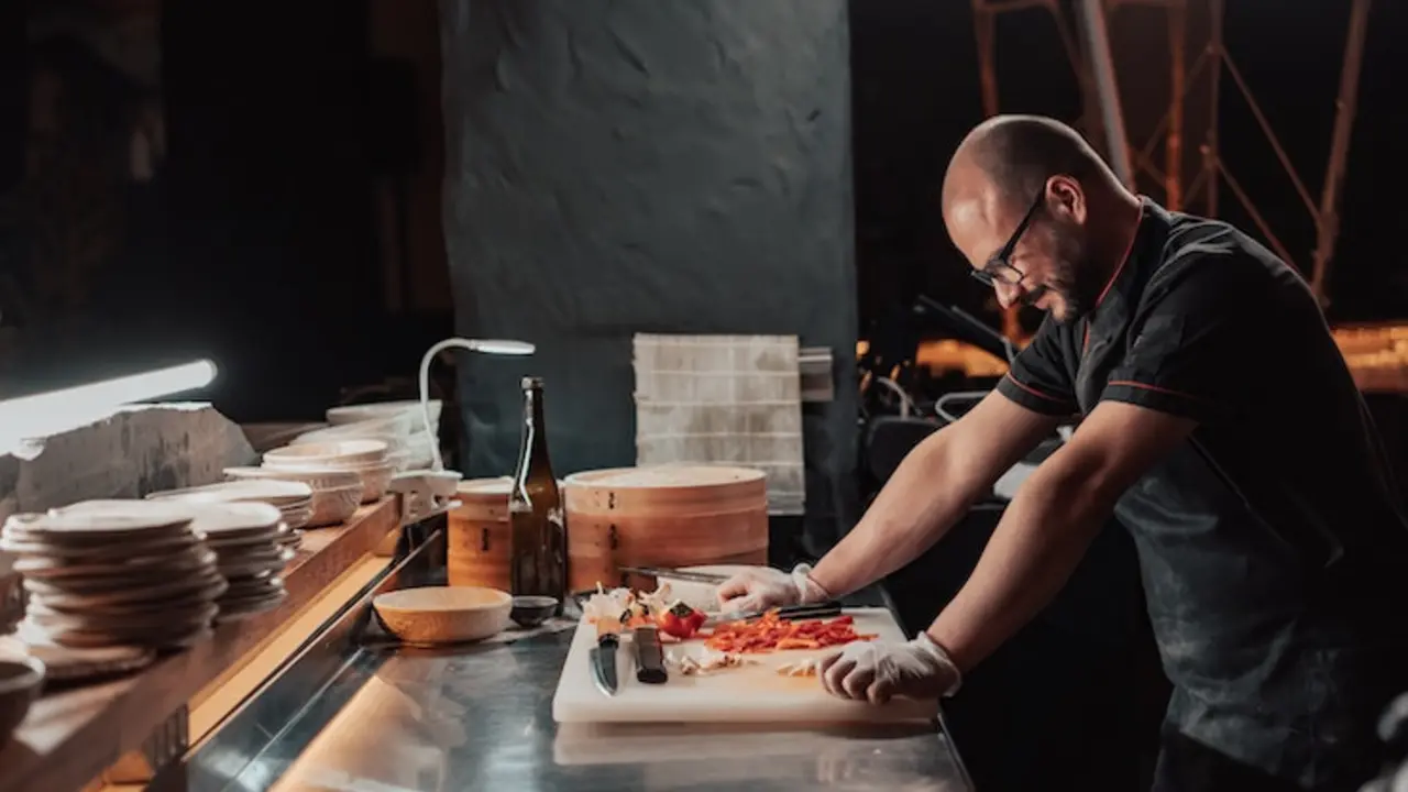 Mesa de trabajo refrigerada. / Mikhail Nilov. / Pexels