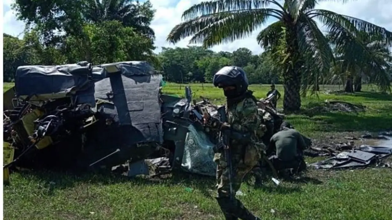 Un militar camina en la zona donde cay&oacute; el helic&oacute;pero. /EnfoqueNoticias