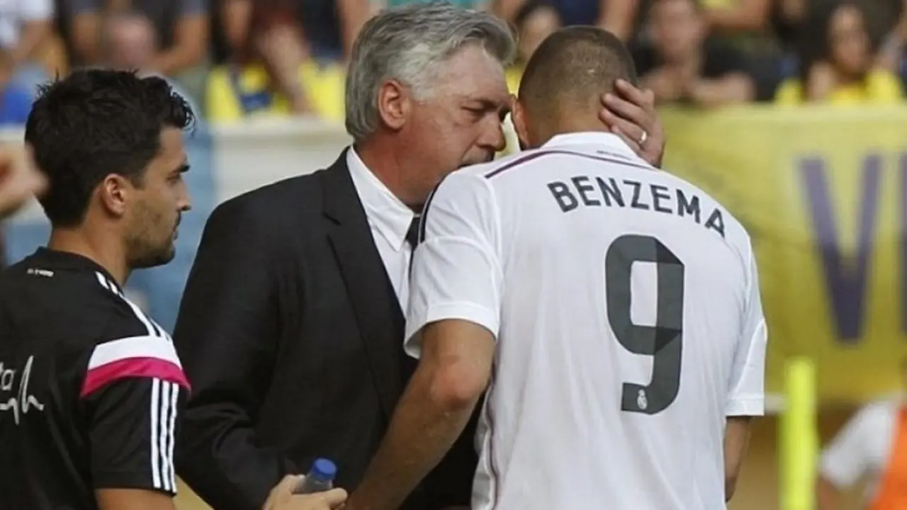 Carlo Ancelotti con Karim Benzema. realmadrid.com
