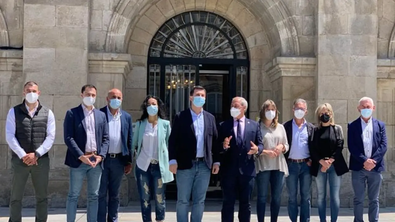 Gonzalo Caballero con el presidente de la Diputaci&oacute;n de Lugo, Tom&eacute; Lugo y el resto de diputados provinciales. / PSdeG-PSOE