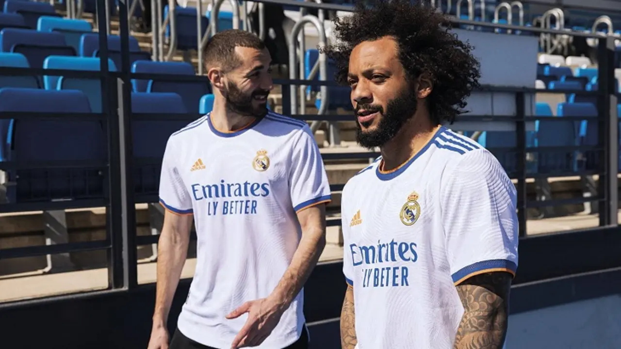 Benzema y Marcelo con la nueva camiseta del Real Madrid. realmadrid.com