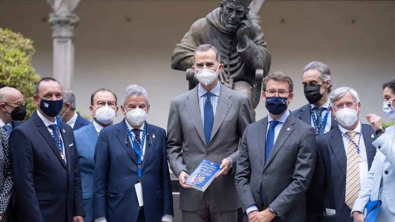 Felipe VI con el libro Cr&oacute;nica de un peregrino singular, junto a las autoridades asistentes a la inauguraci&oacute;n del Congreso Jacobeo. / Mundiario