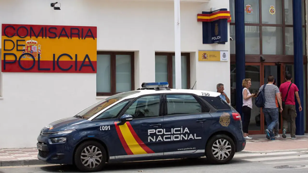 Comisar&iacute;a de la polic&iacute;a en Estepona. / @ARpolicias