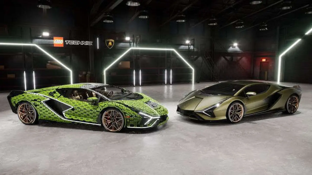 Lamborghini Si&aacute;n y la r&eacute;plica a escala real de Lego. / RRSS