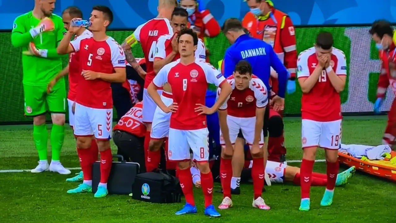 Los jugadores rodean a los sanitarios que atienden a Christian Eriksen en el terreno de juego. Twitt