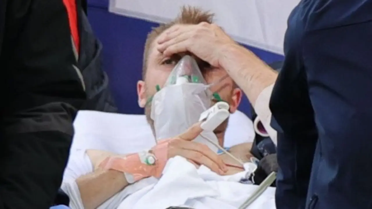 Cristian Eriksen, jugador dan&eacute;s camino al hospital tras ser reanimado en el c&eacute;sped. / Twitter