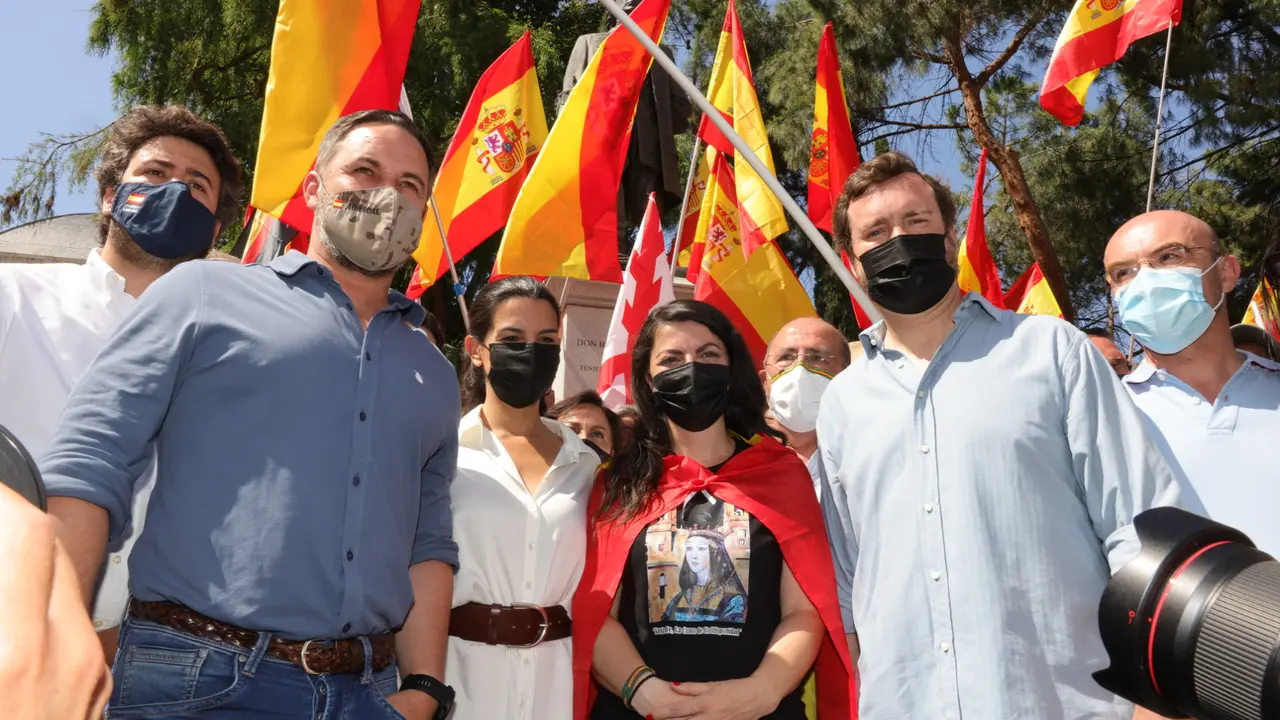 El l&iacute;der de Vox, Santiago Abascal, en la plaza de Col&oacute;n. / Mundiario