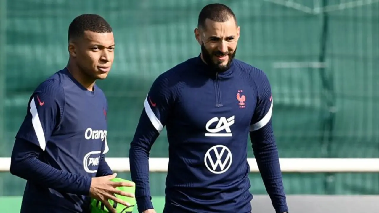 Kylian Mbapp&eacute; y Karim Benzema, atacantes de Francia. RR.SS