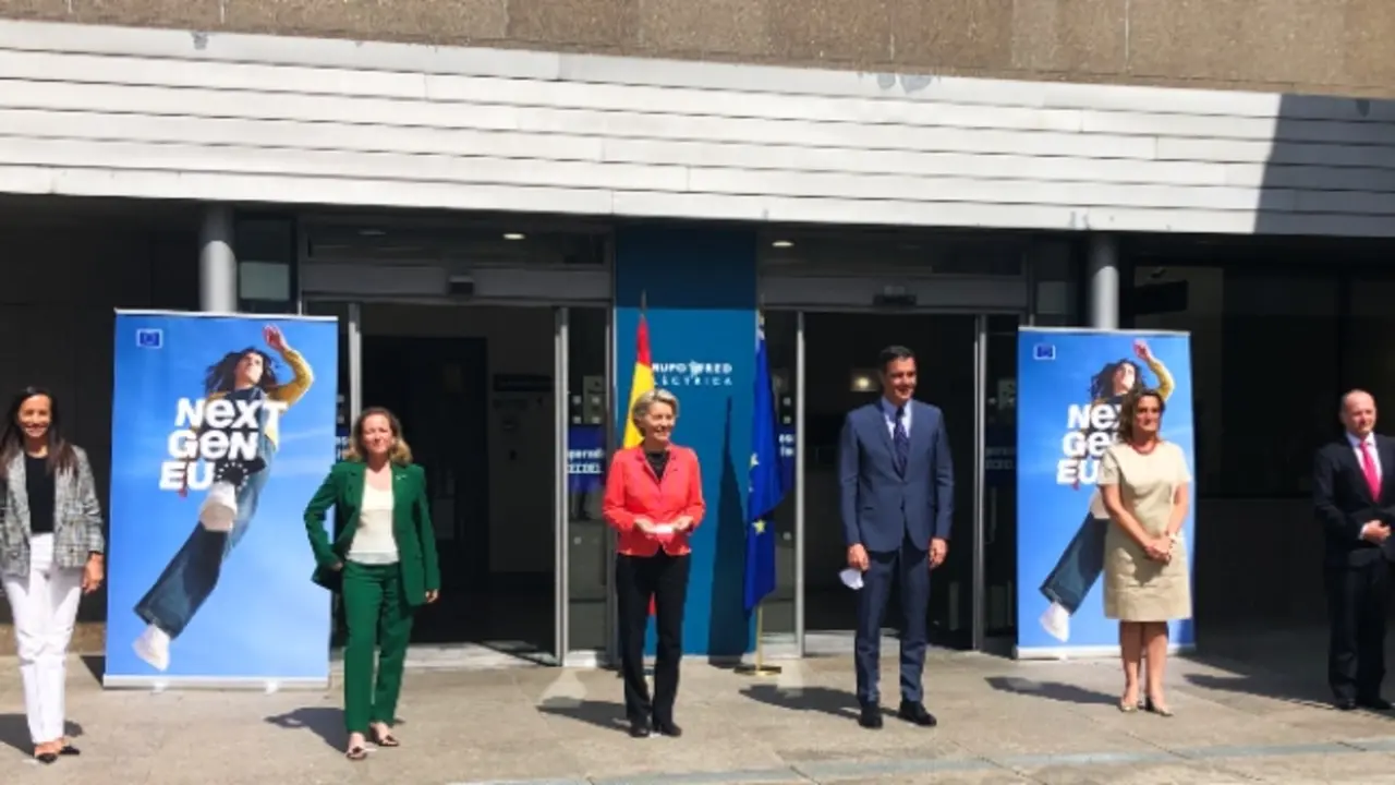 La presidenta de la Comisi&oacute;n Europea, Ursula von der Leyen; junto al presidente del Gobierno espa&ntilde;ol, Pedro S&aacute;nchez; en Madrid. / Twitter @desdelamoncloa.