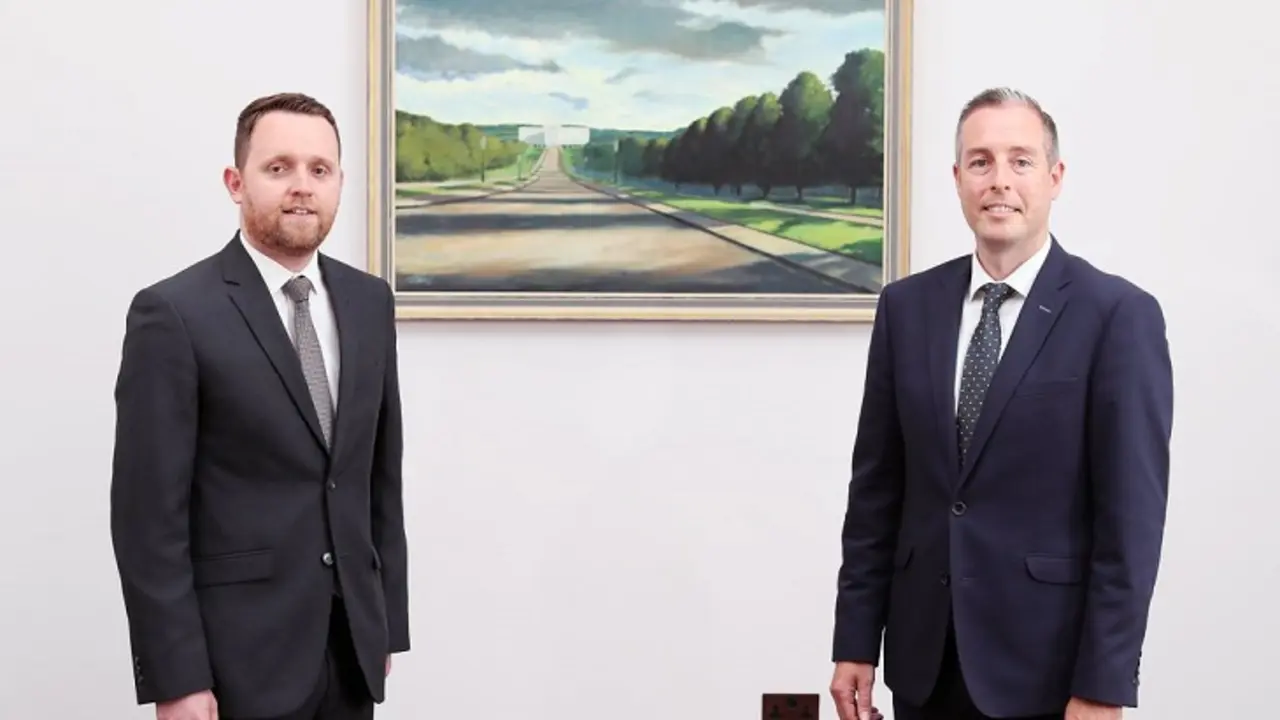 Gary Middleton (izq.) congresista de Irlanda del Norte y Paul Givan (der.) primer ministro de Irlanda del Norte. / Twitter.com @paulgivan