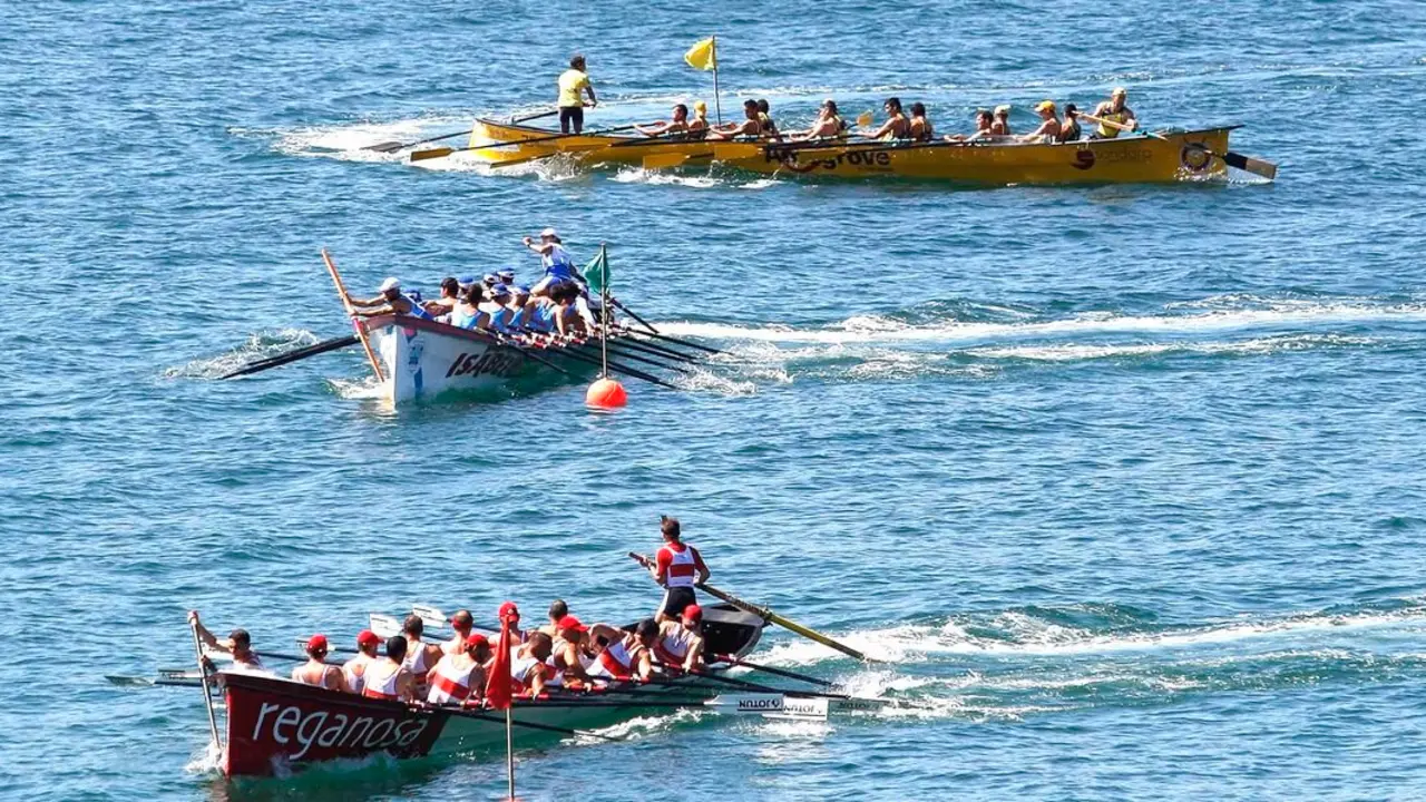 Traineras en competici&oacute;n. / Mundiario