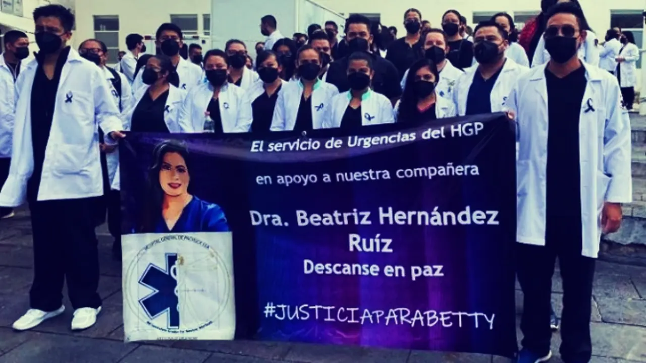 Un grupo de m&eacute;dicos protesta por la muerte de Beatr&iacute;z Hern&aacute;ndez. Twitter.