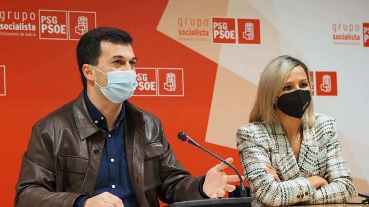 Gonzalo Caballero y Noelia Otero en rueda de prensa en el Parlamento de Galicia. / PSdeG-PSOE