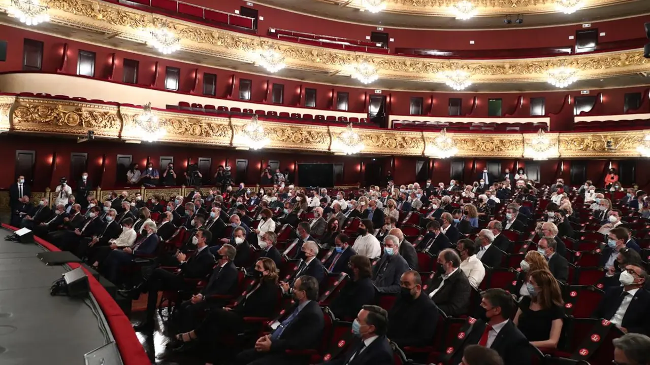 Asistentes a la conferencia 'Reencuentro: un proyecto de futuro para toda España', pronunciada por el presidente del Gobierno, Pedro Sánchez., en el Gran Teatro del Liceu en Barcelona. / Fernando Calvo