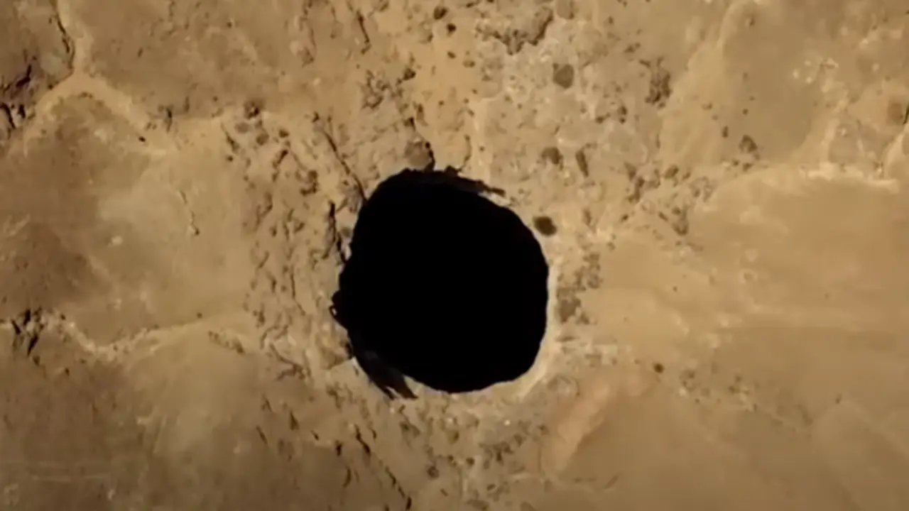 Cr&aacute;ter en Yemen, "pozo del infierno". / Captura de video Misterios y Enigmas.