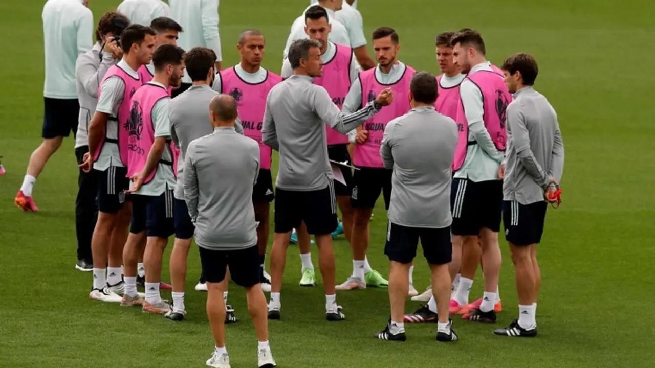 Lu&iacute;s Enrique, habla con sus jugadores. rtve.com