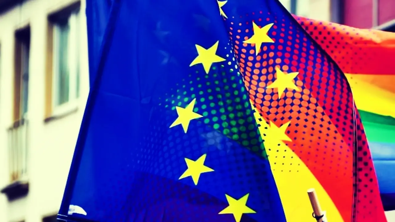 Banderas de la Uni&oacute;n Europea y del colectivo LGTBI+. / Pexels