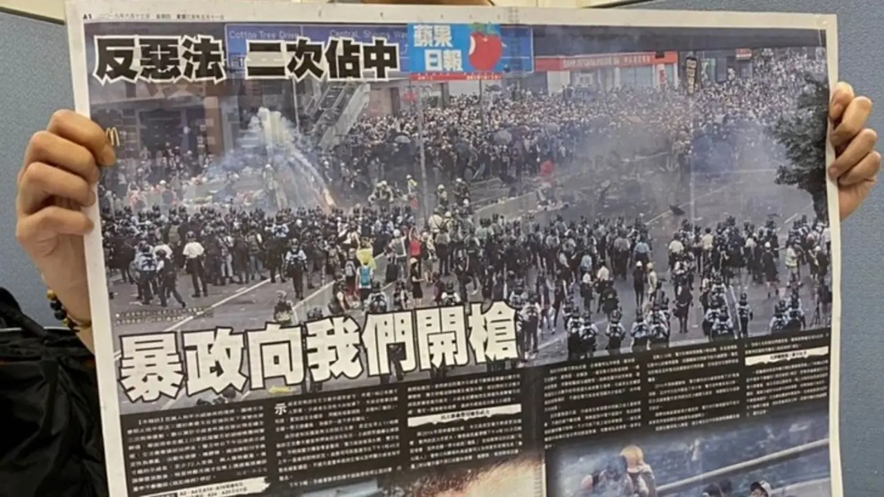 &Uacute;ltima edici&oacute;n de Apple Daily. / BBC