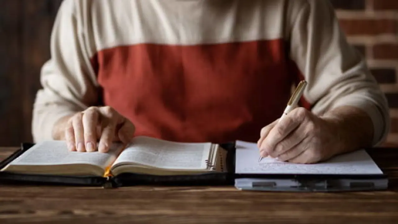 Persona lee la Biblia. / Pixabay