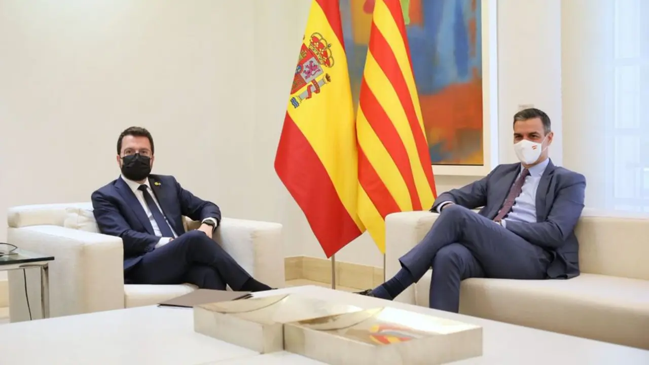 Pere Aragon&egrave;s y Pedro S&aacute;nchez. / Twitter @desdelamoncloa