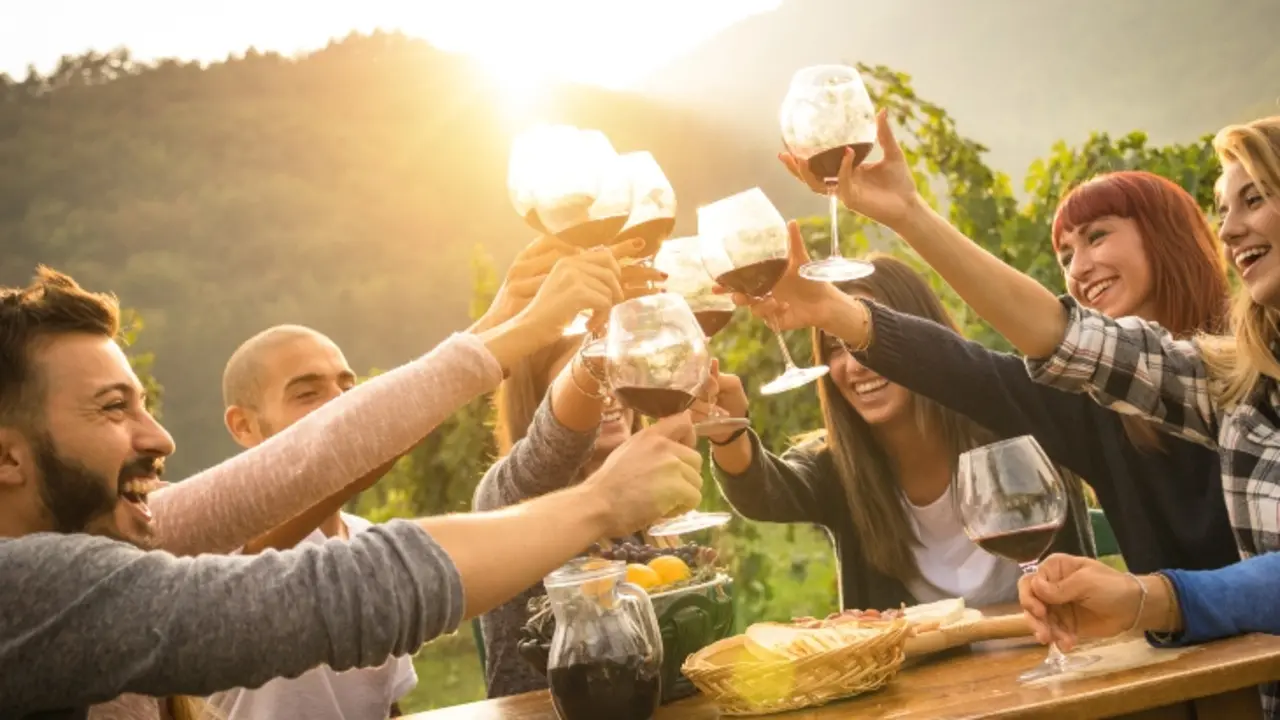 Un grupo de amigos brindando con vino. / Pexels.
