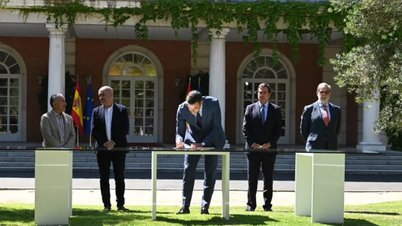 El presidente del Gobierno, Pedro S&aacute;nchez, firmando el acuerdo de la primera fase de la reforma de pensiones en el Palacio de la Moncloa, junto a los agentes sociales. Twitter @CEOE_ES