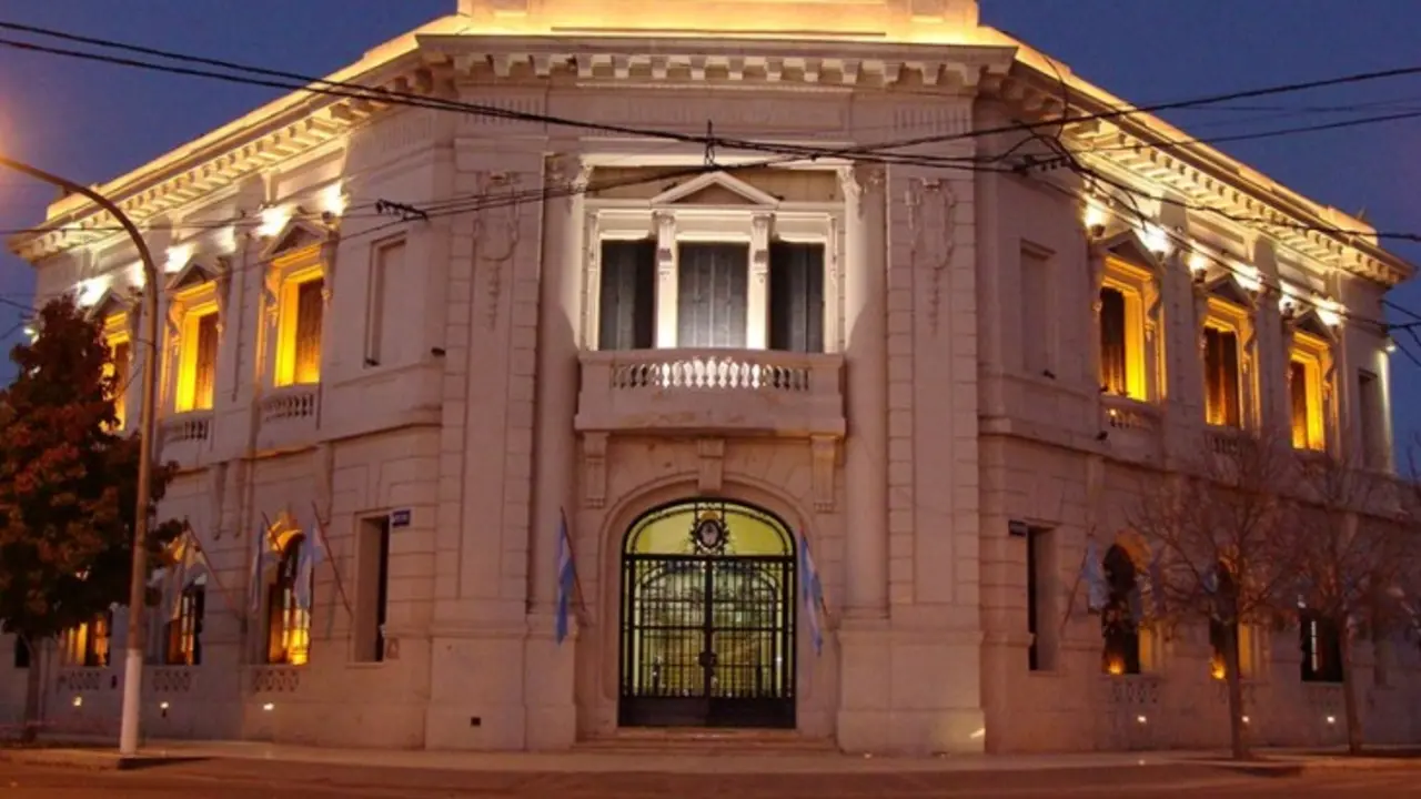 <p>Municipalidad de Carlos Tejedor y sede del HCDCT</p>
