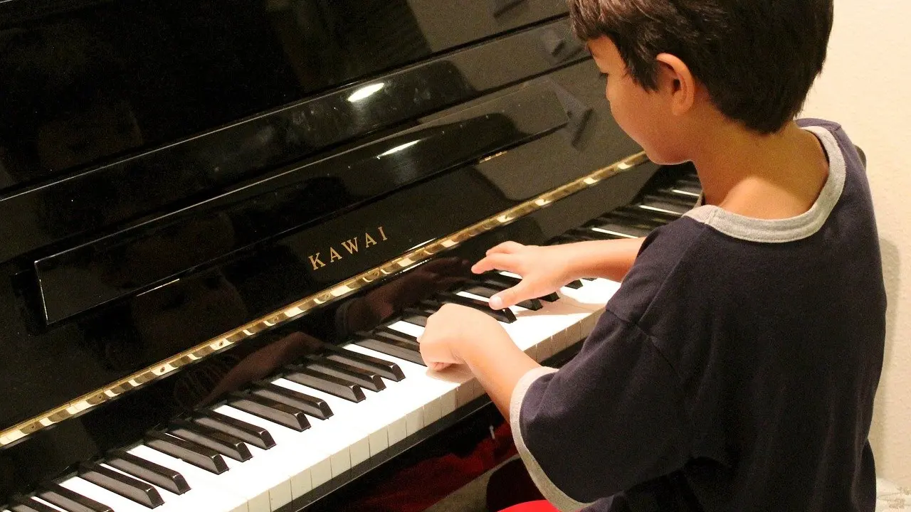 Un niño toca el piano. / Nightowl en Pixabay