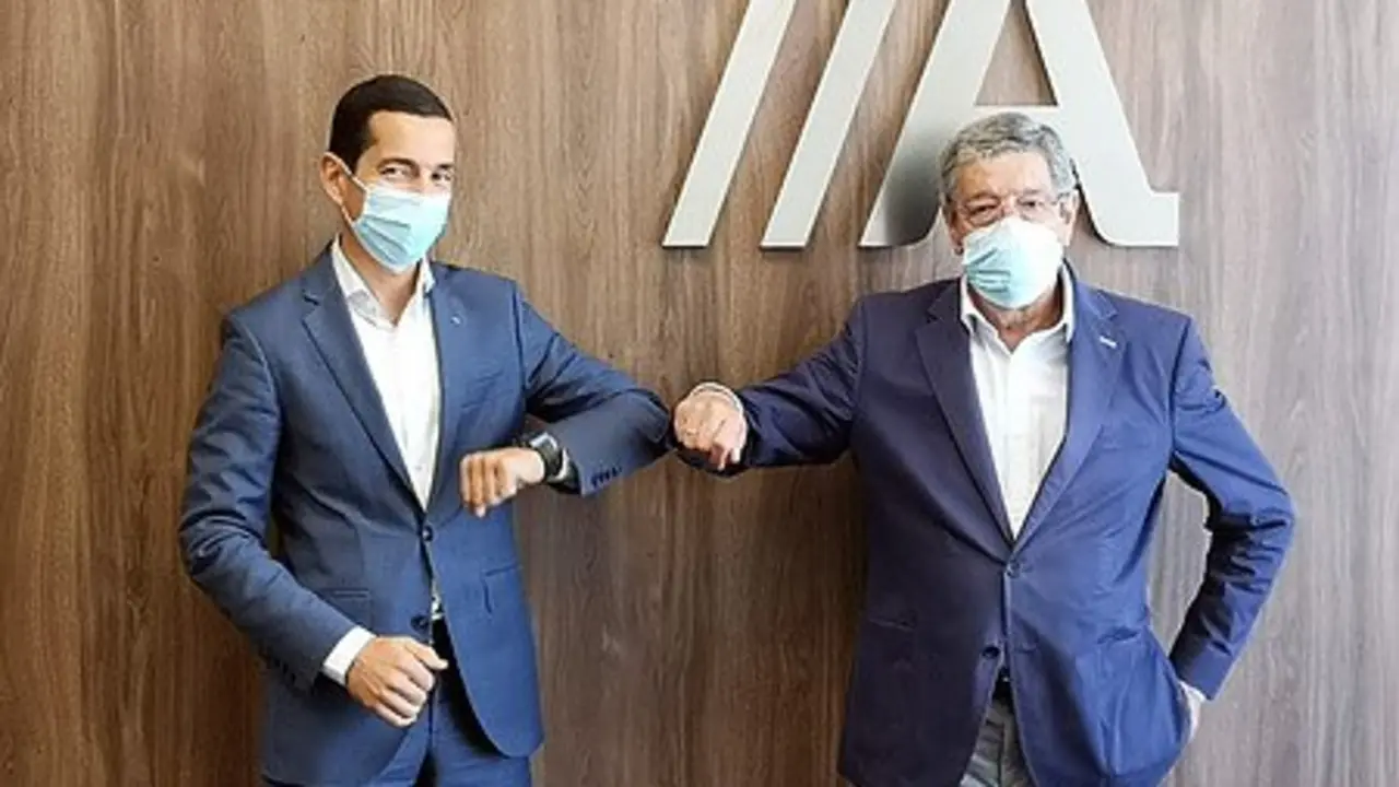 El director territorial de Abanca en Lugo, Javier Soto, y el presidente de la Federación Galega de Comercio, José María Seijas, durante la firma. / Mundiario
