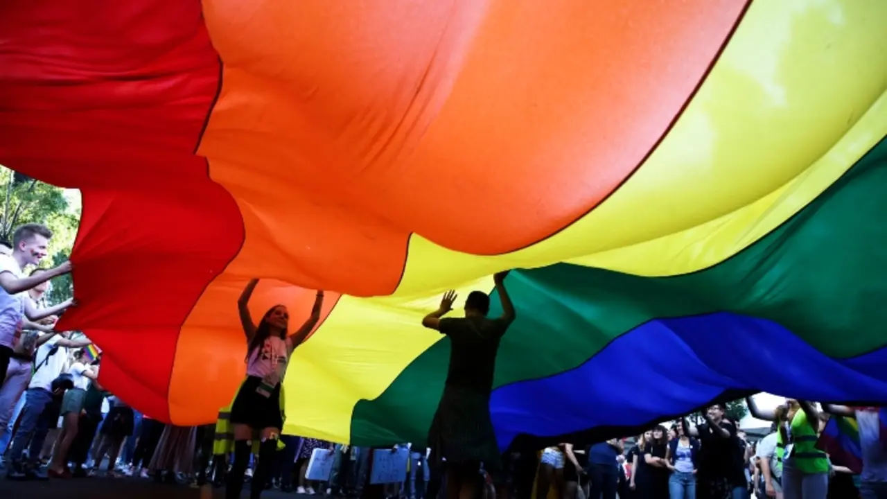 Banderas LGBTIQ+ en una marcha por el Orgullo. / Antena3