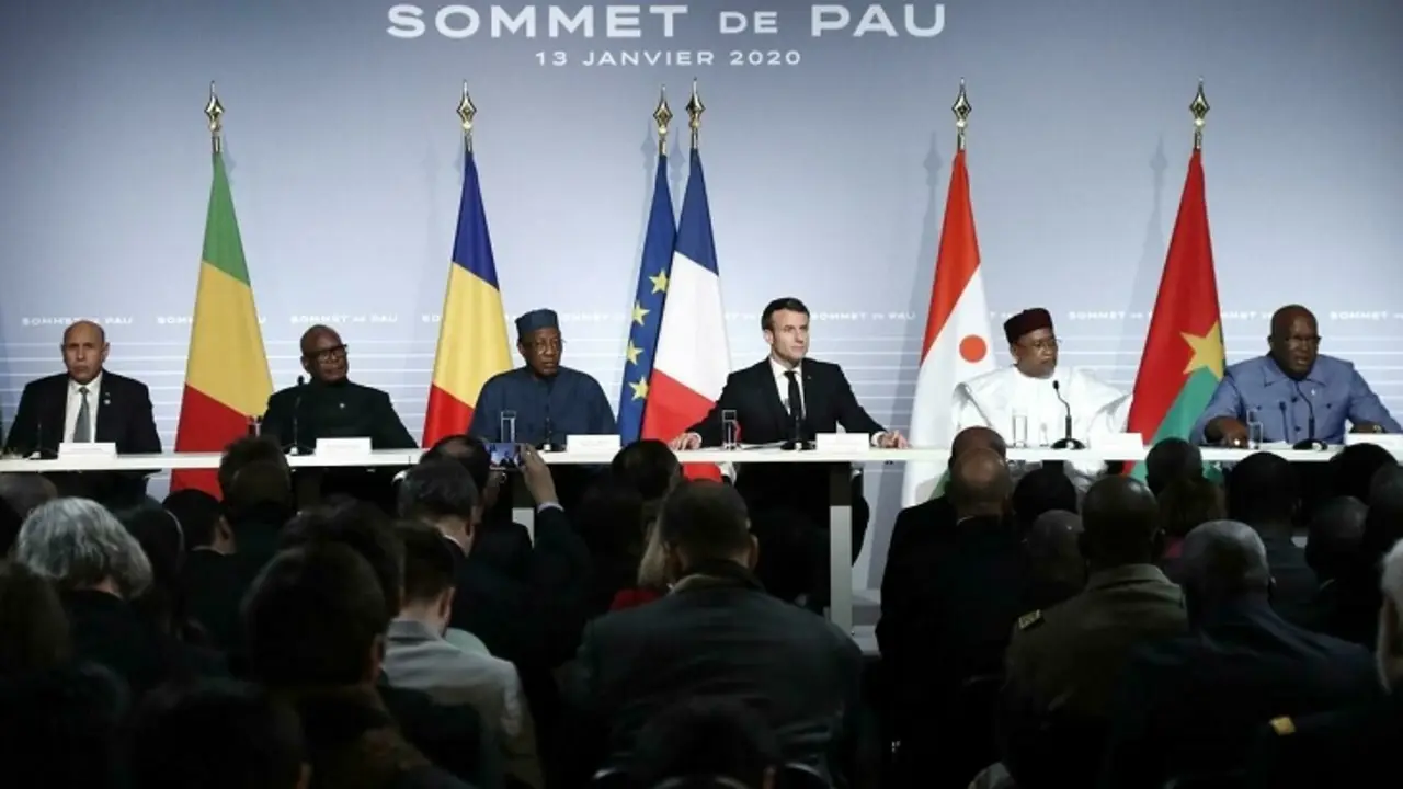 El presidente de Francia Emmanuel Macron con los l&iacute;deres del G5 Sahel. / rfi.fr