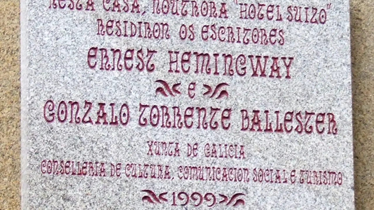 Placa recordando a Ernest Hemingway en la R&uacute;a de Cardenal Pay&aacute;, Santiago de Compostela