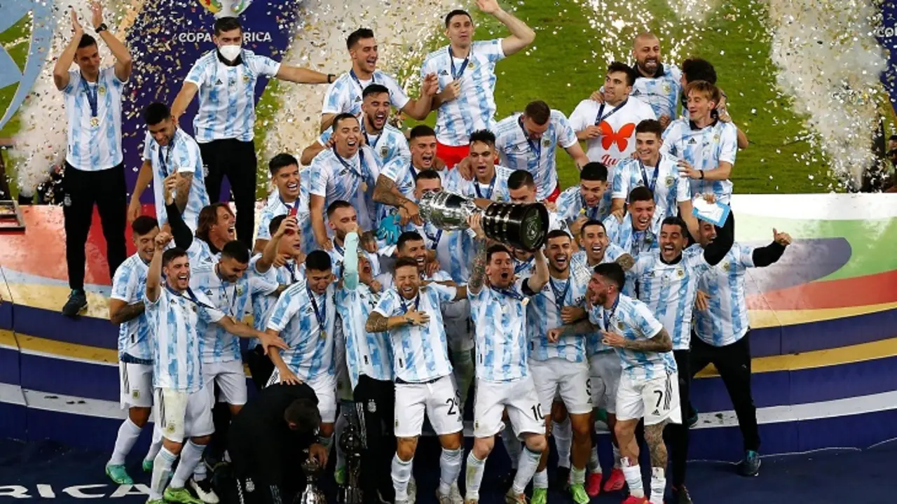 Messi levanta la Copa Am&eacute;rica con la Selecci&oacute;n Argentina. / Twitter