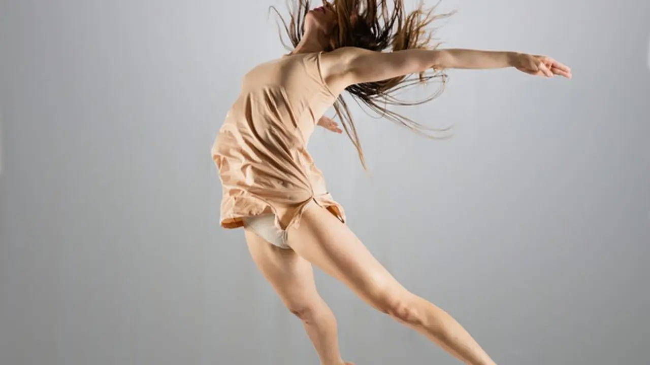 Mujer bailando ballet./ Mivanthi en Pixabay.