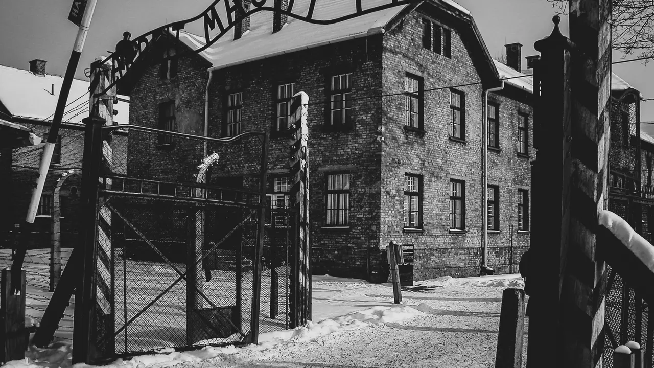 Auschwitz / Unsplash Frederick Wallace
