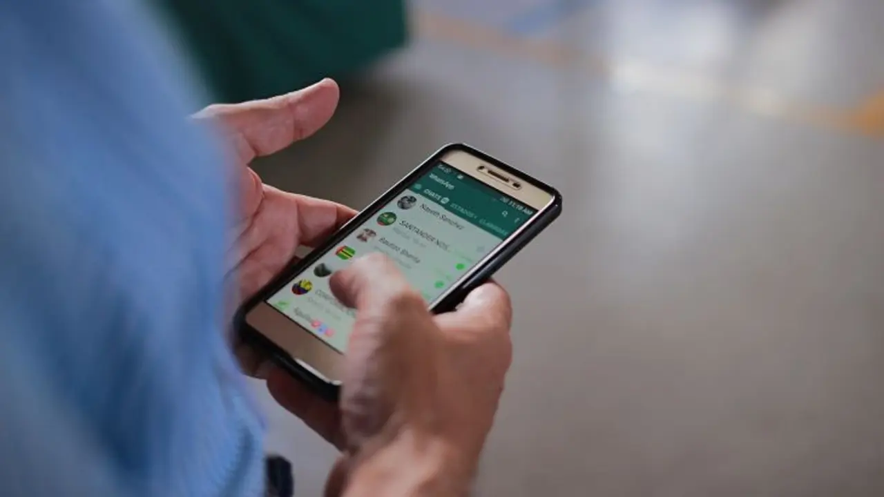 Una persona sostiene un tel&eacute;fono m&oacute;vil en su mano. /  Jorge Henao.