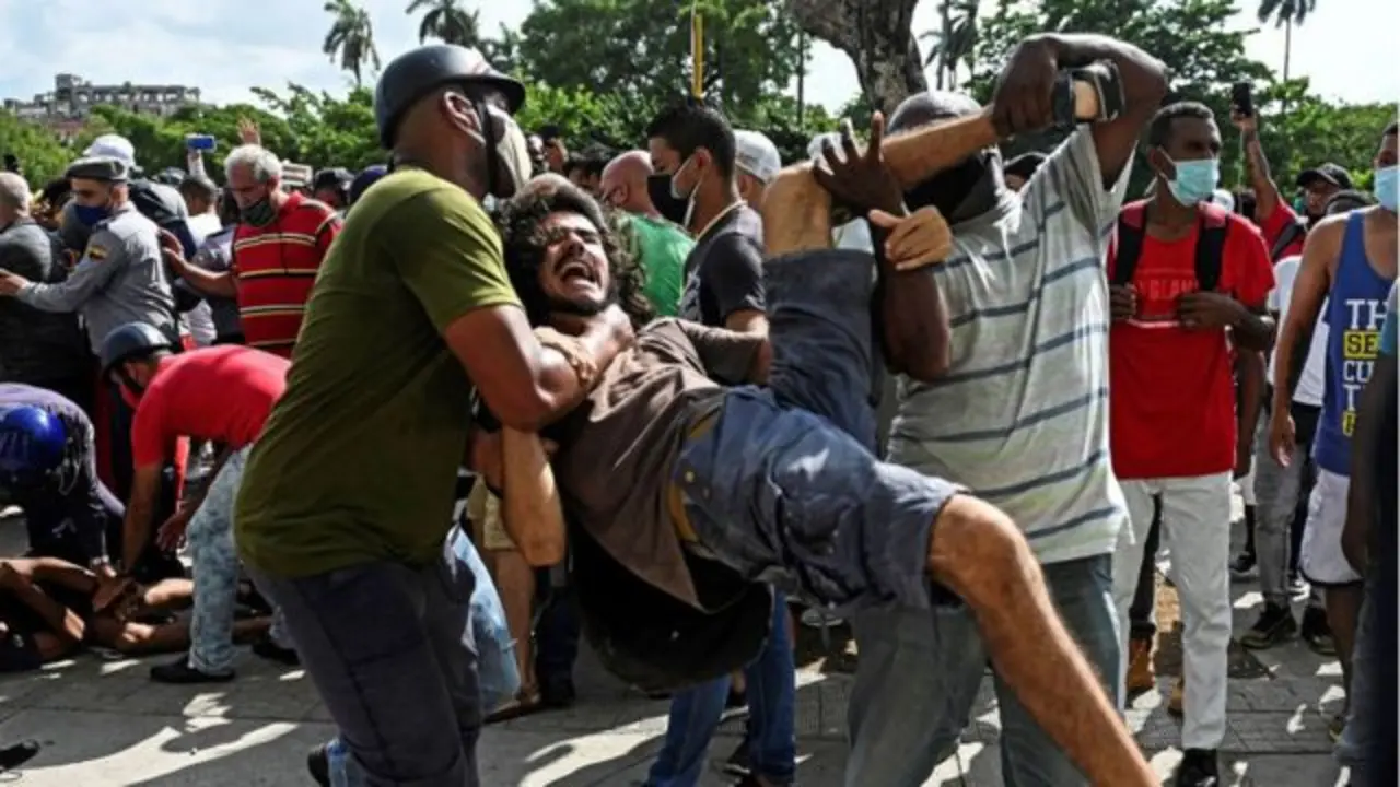 Se llevan a un manifestante en Cuba.