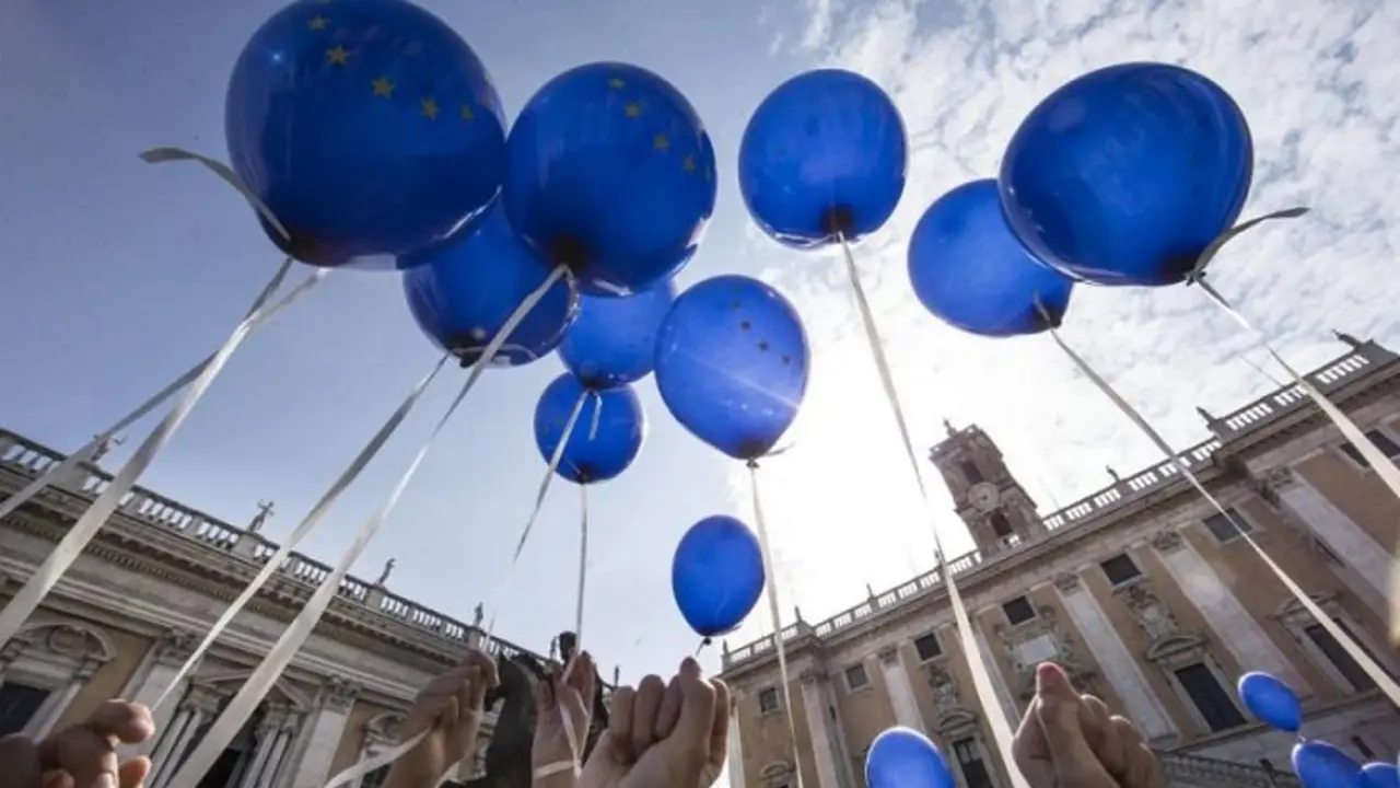 Globos con la bandera de la Uni&oacute;n Europea. / Twitter.com @uefmadrid