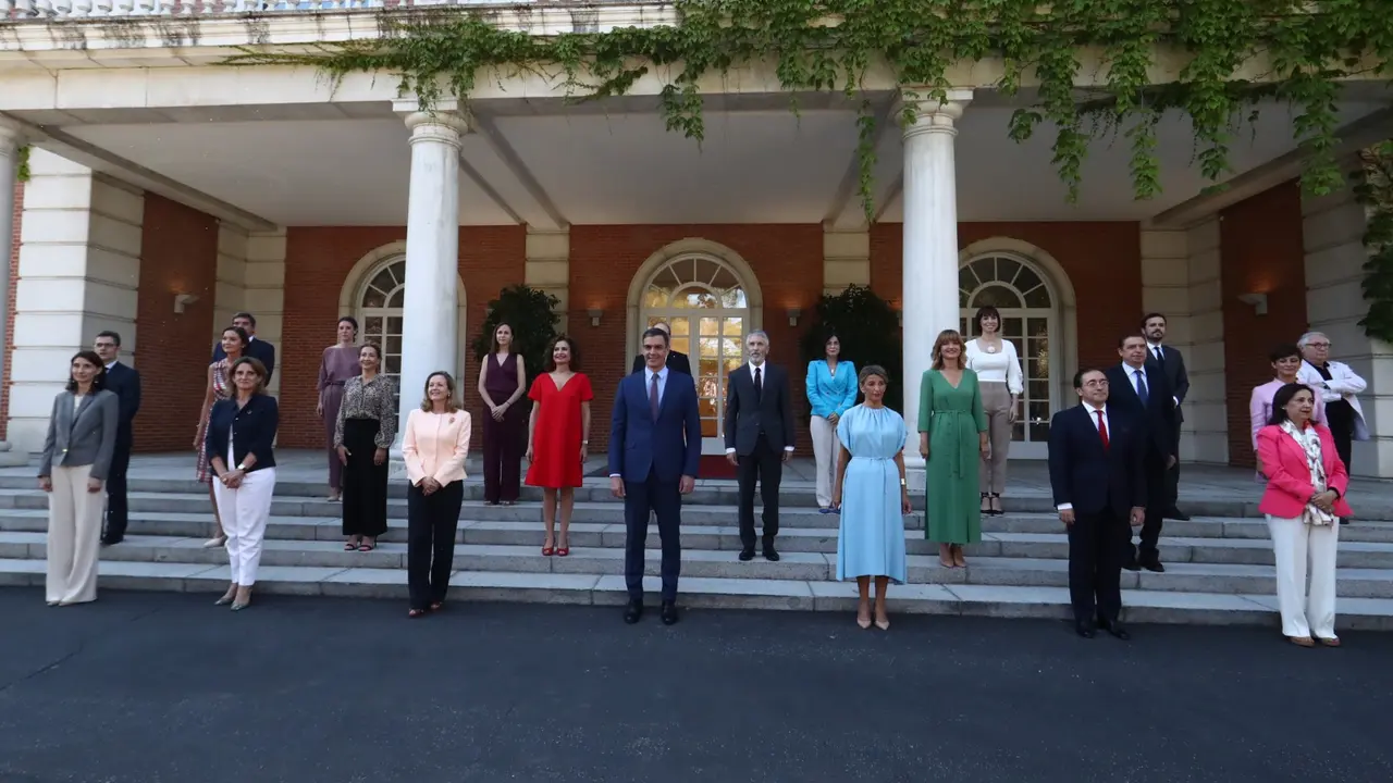 El Gobierno posa en la escalinata del Palacio de la Moncloa antes de una reuni&oacute;n del Consejo de Ministros. / @desdelamoncloa