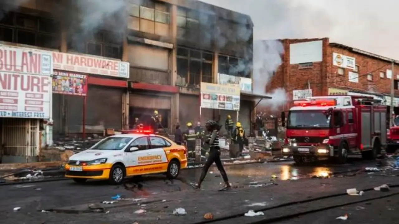 Protestas en Sud&aacute;frica. Twitter @MetropolitanoAg