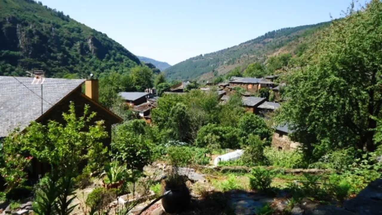 La Aldea de Frox&aacute;n, en el municipio de Folgoso do Courel, comarca de Quiroga, en la provincia de Lugo, Galicia, Espa&ntilde;a. / Esterlich9 en Wikimedia Commons