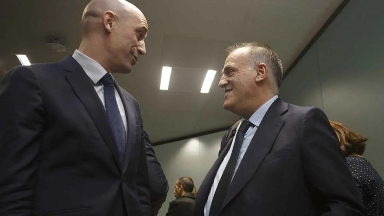 Luis Rubiales, expresidente de la RFEF y Javier Tebas, presidente de LaLiga. / @Mundiario