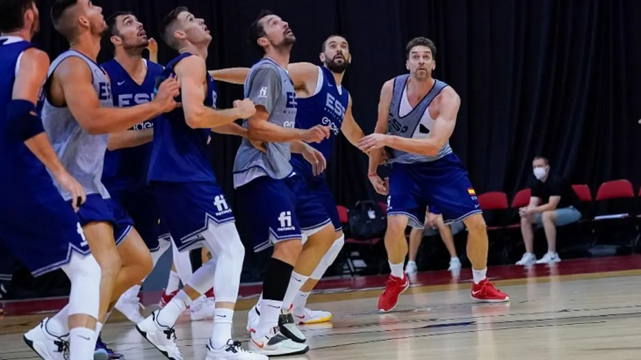 La selecci&oacute;n antes de su &uacute;ltimo amistoso antes de los Juegos. @BaloncestoESP