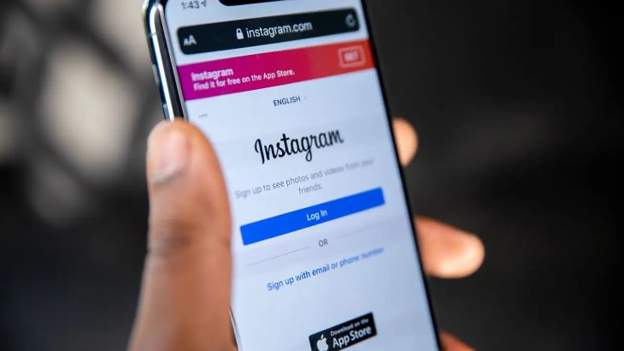 Un dispositivo m&oacute;vil con Instagram en la pantalla. / Unplash.