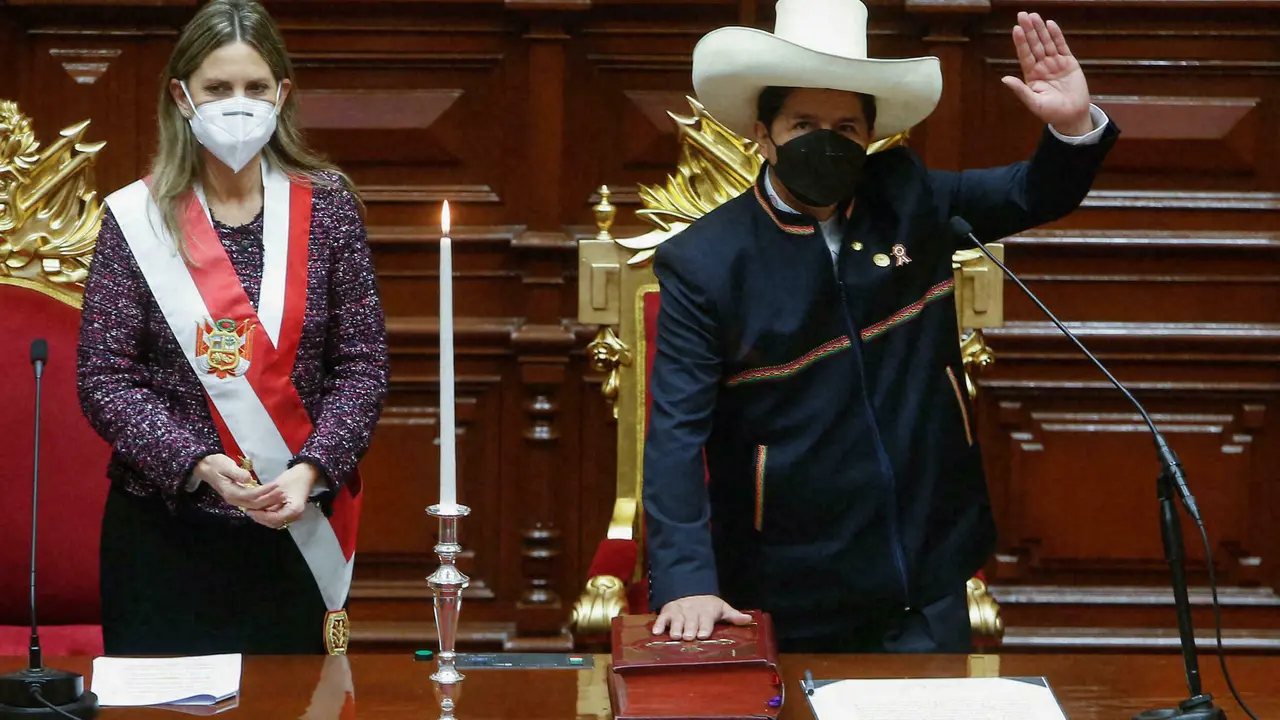 Pedro Castillo asume la presidencia de Per&uacute;.