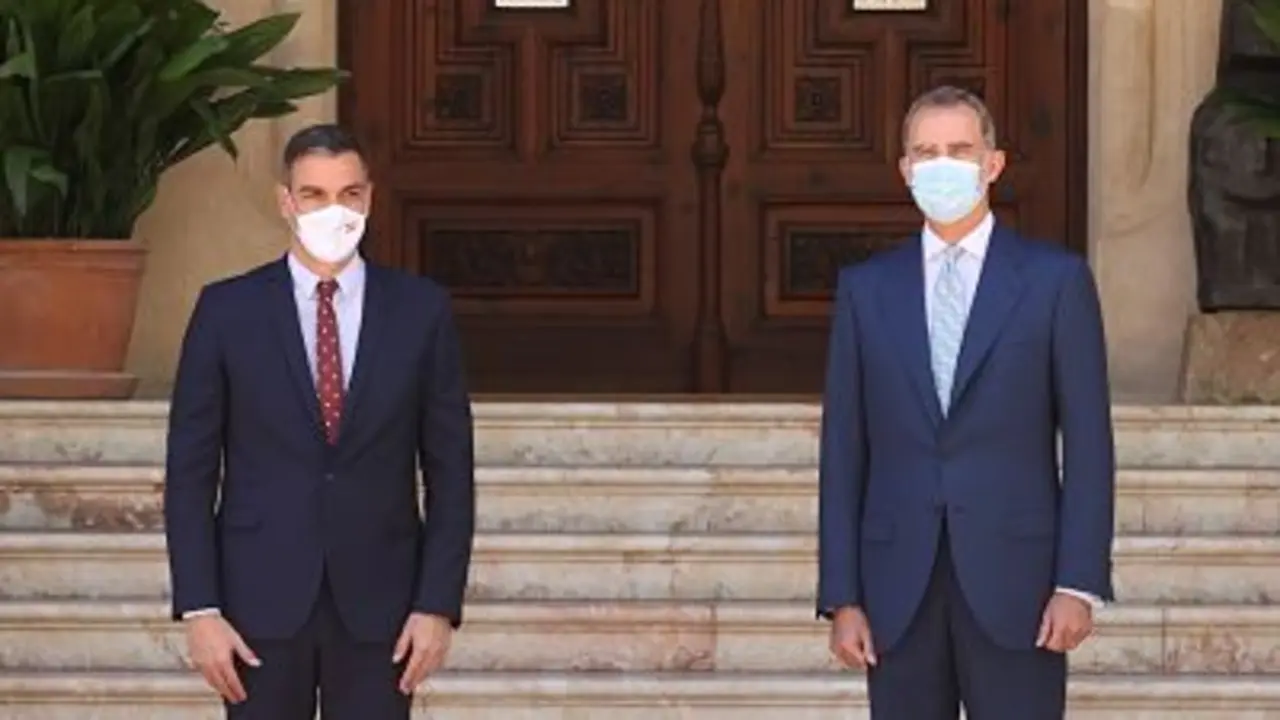 El presidente Pedro S&aacute;nchez es recibido por el rey Felipe VI en el palacio de Marivent de Palma, / Casa Real