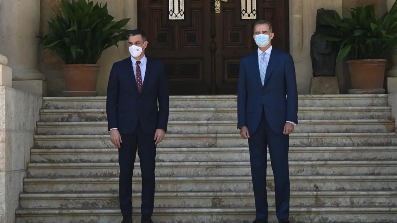 El presidente del Gobierno, Pedro S&aacute;nchez, posa junto al rey Felipe VI en el Palacio de Marivent. / Pool Moncloa / Borja Puig de la Bellacasa