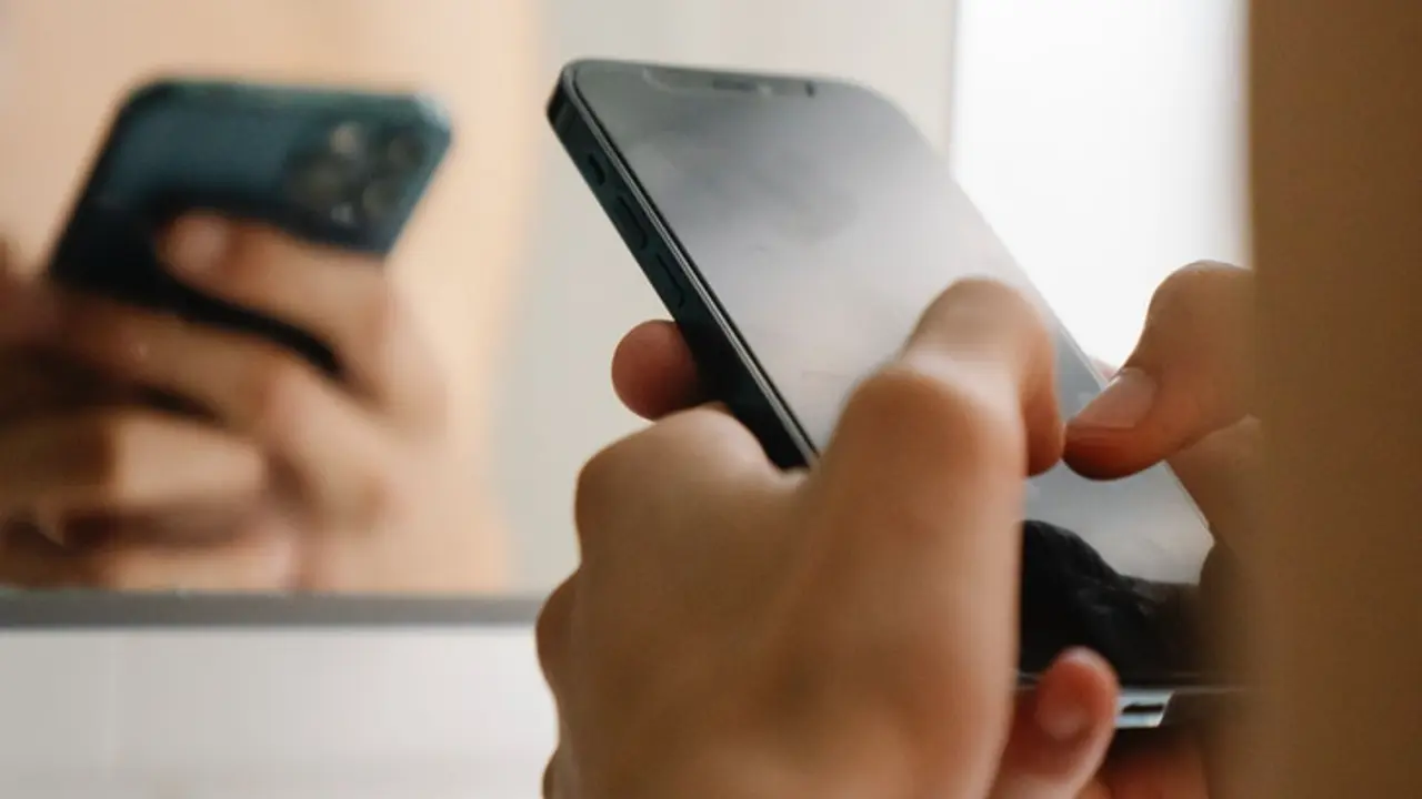 Una persona usando un celular. / Pexels.com.